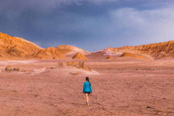 mulher viajante explorando a paisagem marciana do belo deserto do atacama - hiking mountain dirt scenics - fotografias e filmes do acervo