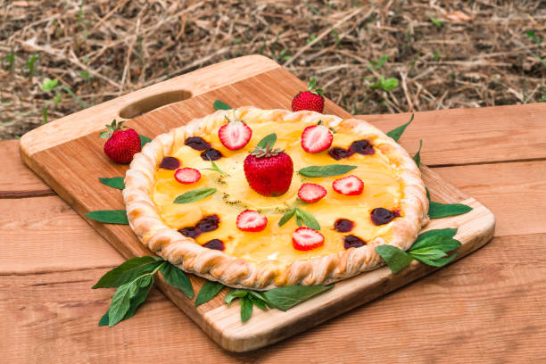 pizza owocowa z truskawkami kiwi ananas - cream gelatin dessert berry fruit blueberry zdjęcia i obrazy z banku zdjęć