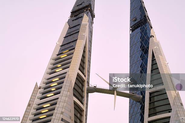 Barém World Trade Center - Fotografias de stock e mais imagens de Médio Oriente - Médio Oriente, Alto - Descrição Física, Anoitecer