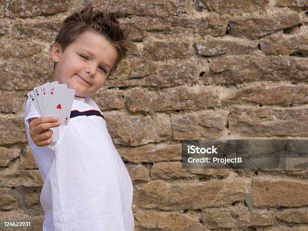 Junge Mit Four Aces Stockfoto und mehr Bilder von Kind - Kind, Ass, Lächeln