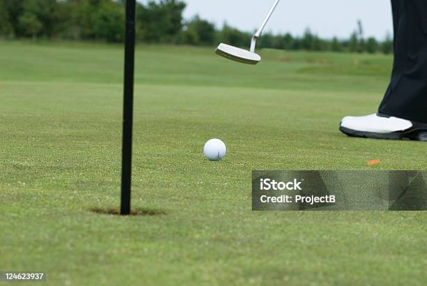 Putting Aufnahme Golf Ball Hit Von Club Stockfoto und mehr Bilder von Aktivitäten und Sport - Aktivitäten und Sport, Bewegung, Bewegung ohne Ende