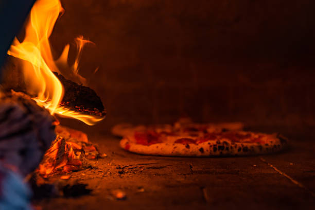 pizza und feuer - back lit fotos stock-fotos und bilder