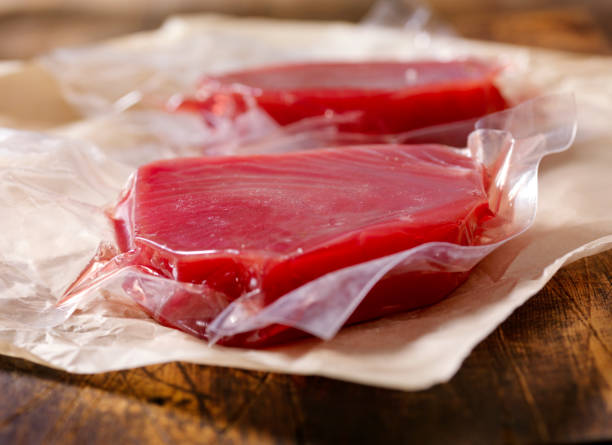 сырой тунец стейки в вакуумных запечатанных мешков - tuna steak grilled tuna food стоковые фото и изображения