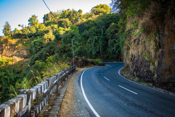 carretera de montaña curvilínea asfalto aislado - skidding bend danger curve fotografías e imágenes de stock