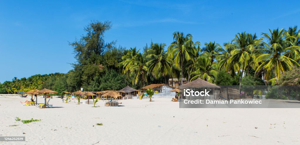 África Ocidental Senegal Cap Skirring - Praia paradisíaca - cadeiras de praia, guarda-chuvas - Foto de stock de Senegal royalty-free África Ocidental Senegal Cap Skirring - Praia paradisíaca - cadeiras de praia, guarda-chuvas - Foto de stock de Senegal royalty-free