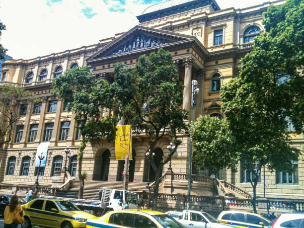 In February 2011, there was traffic in Rio de Janeiro Downtown.