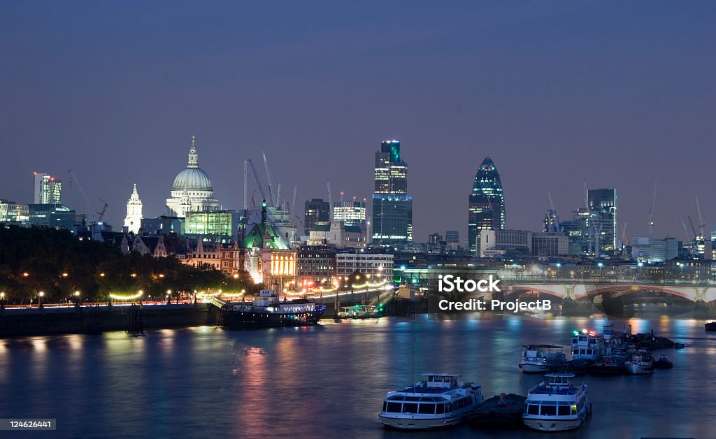 A cidade de horizonte de Londres à noite no Rio Tâmisa - Foto de stock de Barco a vapor com pás royalty-free