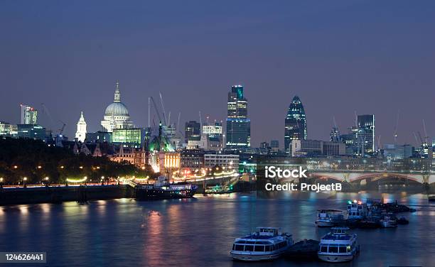 Skyline Da Cidade De Londres À Noite No Rio Tamisa - Fotografias de stock e mais imagens de Barco Movido a Rodas - Barco Movido a Rodas, Rio Tamisa, Anoitecer