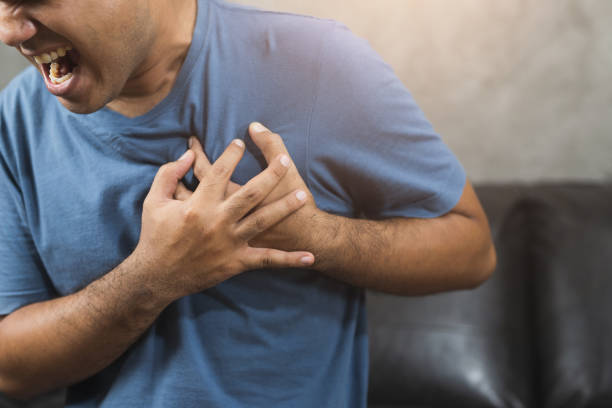 mano hombre en el pecho, apretando su corazón tuvo un ataque cardíaco repentino. - human hand help pain heart attack fotografías e imágenes de stock