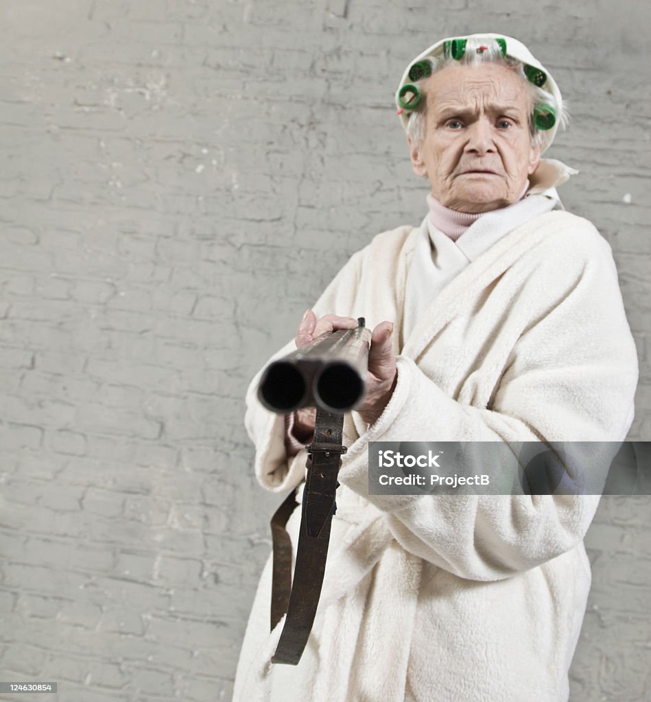 Vecchia donna con un fucile da caccia - Foto stock royalty-free di Donne anziane