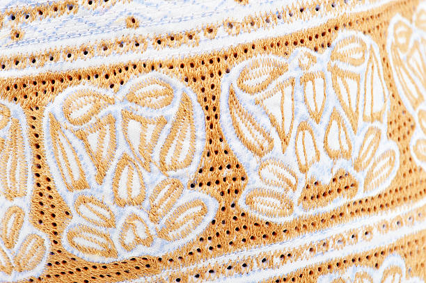casquette omanais détail - embroidery cap oman kummah photos et images de collection