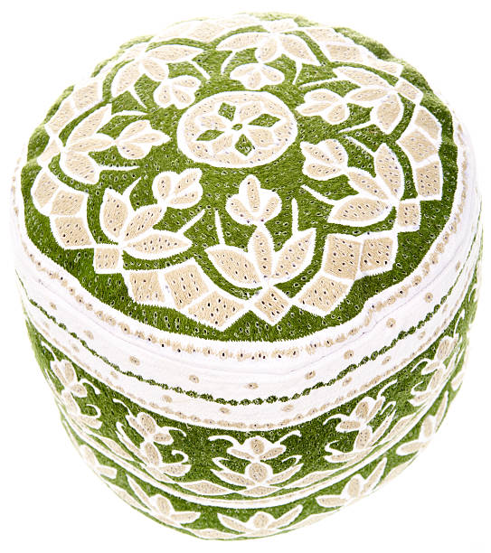 casquette omanais - embroidery cap oman kummah photos et images de collection