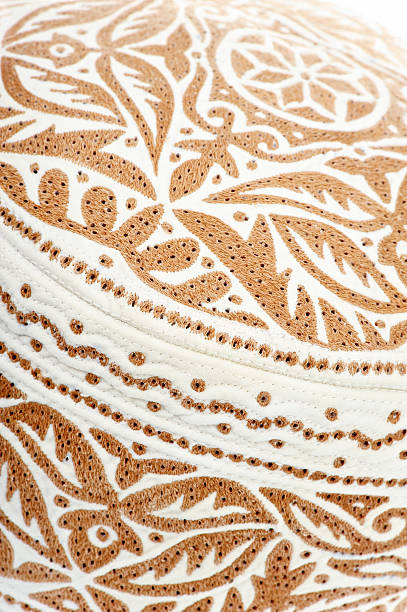casquette omanais détail - embroidery cap oman kummah photos et images de collection