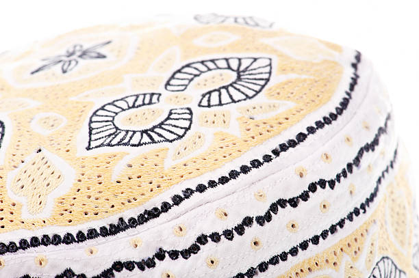 casquette omanais détail - embroidery cap oman kummah photos et images de collection