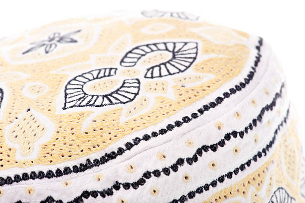оманский с отделкой - embroidery cap oman kummah стоковые фото и изображения