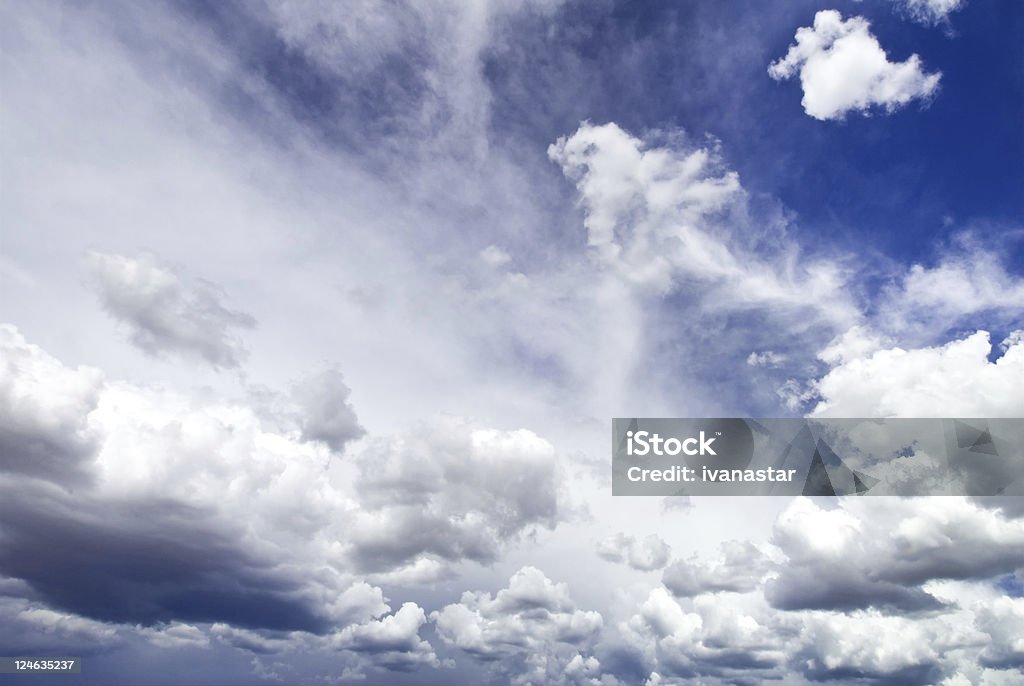 Nuvens de tempestade escuras - Foto de stock de Azul royalty-free