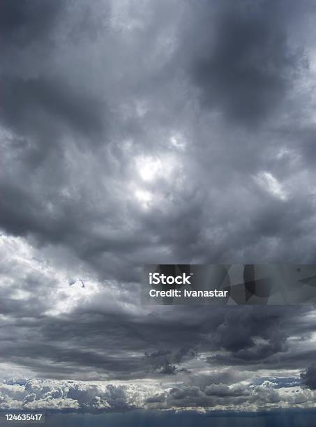 Nuvens De Tempestade Escuras - Fotografias de stock e mais imagens de Agoirento - Agoirento, Ao Ar Livre, Azul