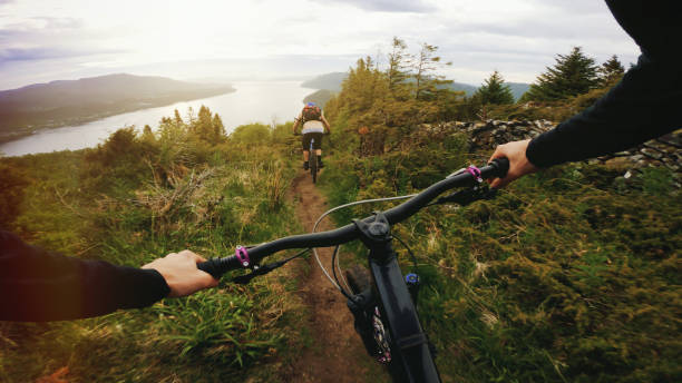 pov point of view mountainbike ride con gli amici: mtb su montagna della norvegia - bikers point of view foto e immagini stock