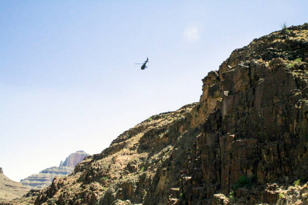 helicóptero sobre o grand canyon - canyon majestic grand canyon helicopter - fotografias e filmes do acervo