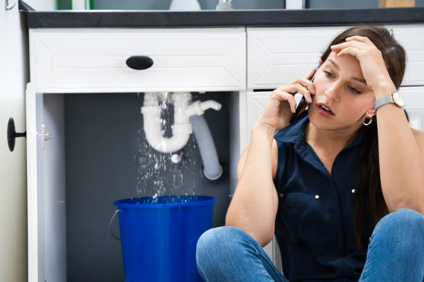 une femme inquiétée appelant un plombier Molenbeek-Saint-Jean fuite d’eau de tuyau d’évier