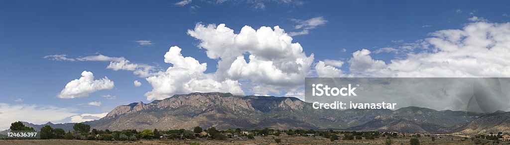 Vista panorámica de las montañas Sandia con cielo azul y nubes - Foto de stock de Aire libre libre de derechos