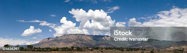 Vista Panorámica De Las Montañas Sandia Con Cielo Azul Y Nubes Foto de stock y más banco de imágenes de Aire libre