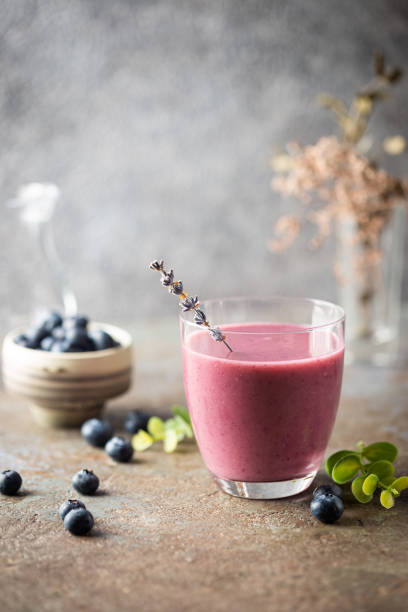 homemade blueberry smoothie - blueberry smoothie milk shake drink imagens e fotografias de stock