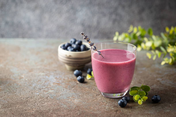 homemade blueberry smoothie - blueberry smoothie milk shake drink imagens e fotografias de stock