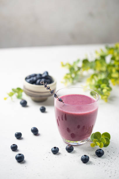 homemade blueberry smoothie - blueberry smoothie milk shake drink imagens e fotografias de stock