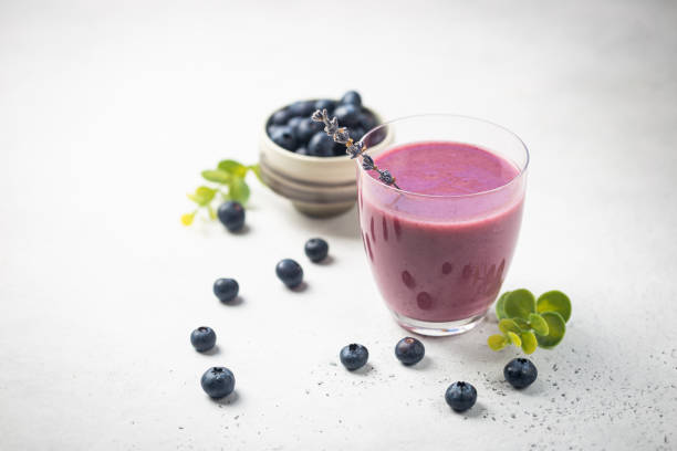 homemade blueberry smoothie - blueberry smoothie milk shake drink imagens e fotografias de stock