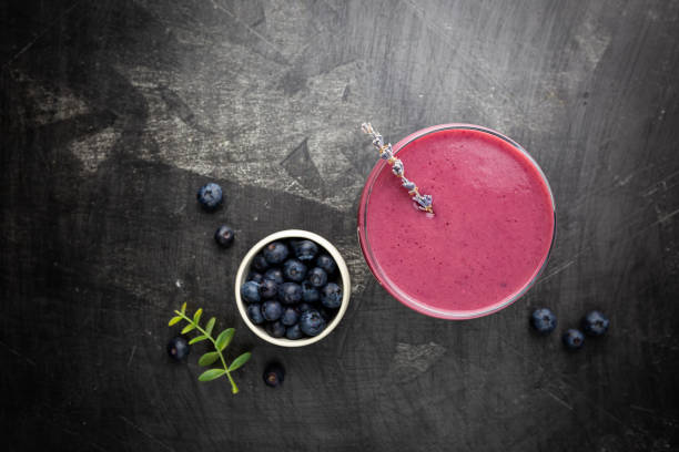 homemade blueberry smoothie - blueberry smoothie milk shake drink imagens e fotografias de stock