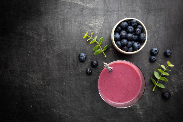 smoothie caseiro de mirtilo - blue blueberry cold food descriptive color - fotografias e filmes do acervo