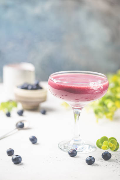 smoothie caseiro de mirtilo - blue blueberry cold food descriptive color - fotografias e filmes do acervo