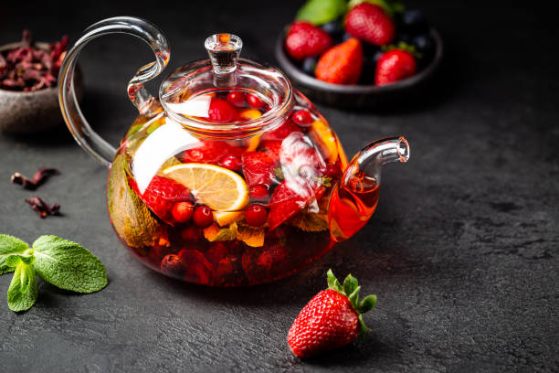 果実赤茶とベリー - wild strawberry ストックフォトと画像