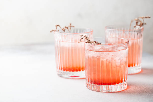 bebida de limonada rosa - ponche cóctel fotos fotografías e imágenes de stock