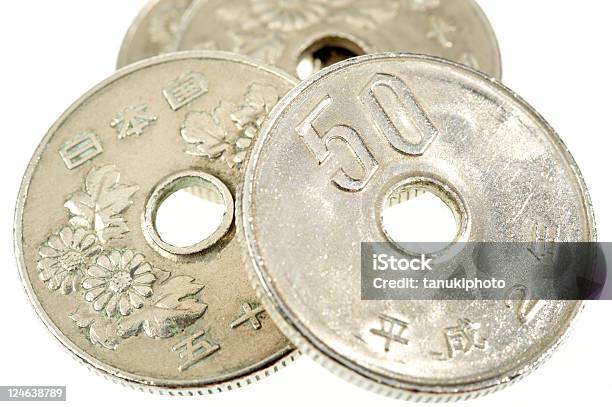 Japanische Münzen Stockfoto und mehr Bilder von 50-Yen-Münze - 50-Yen-Münze, Alt, Asiatische Währung