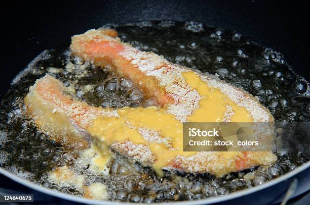 Foto de Salmão Frito e mais fotos de stock de Comida - Comida, Comida japonesa, Cortar - Atividade