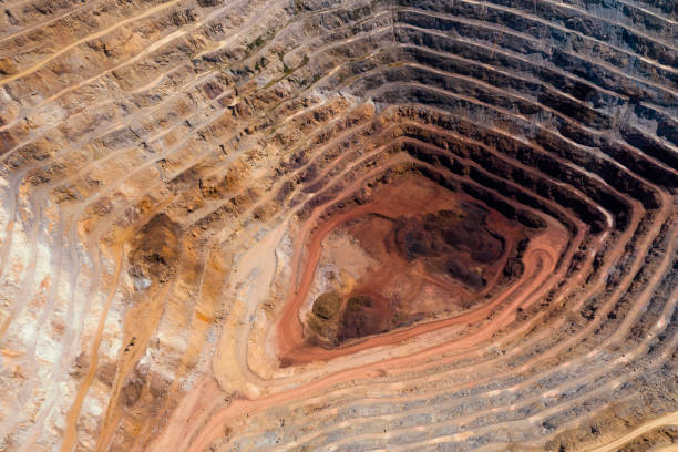 vista aérea da mina de ferro de poço aberto - iron mining - fotografias e filmes do acervo