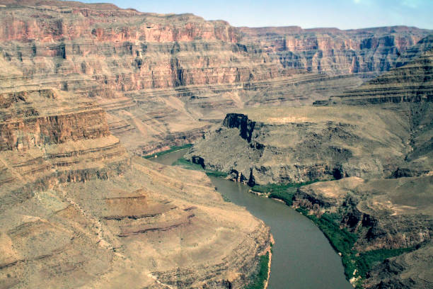 rzeka kolorado kręta przez wielki kanion - canyon majestic grand canyon helicopter zdjęcia i obrazy z banku zdjęć