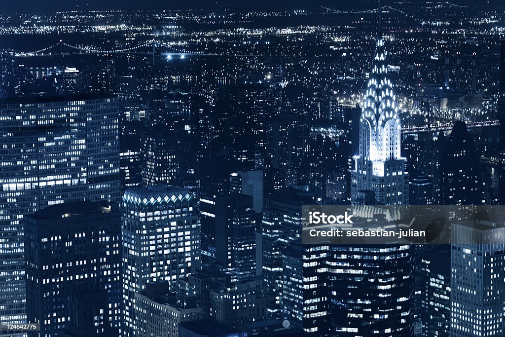 Небоскреба Нью-Йорка и chrysler здания ночью - Стоковые фото Нью-Йорк роялти-фри