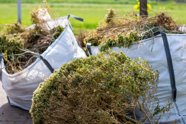 grands sacs blancs remplis de déchets de jardin vert organique après le jardinage. les conseils locaux collectent les déchets verts pour les transformer en énergie verte et en compost. - removing photos et images de collection