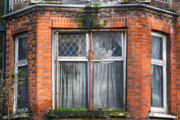 Bay window of an abandoned terrace house in London Bay window of an abandoned terrace house around Hornsey in London bay window stock pictures, royalty-free photos & images