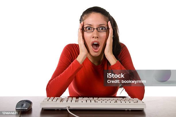 Frau Arbeiten Auf Ihrem Computer Stockfoto und mehr Bilder von Arbeiten - Arbeiten, Attraktive Frau, Aussicht genießen