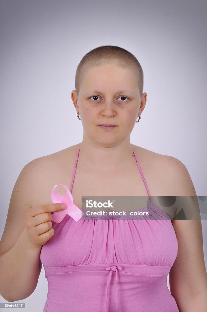 Donna che lotta con cancro - Foto stock royalty-free di Accudire