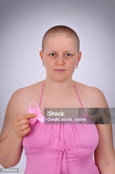 Donna Che Lotta Con Cancro - Fotografie stock e altre immagini di Accudire - Accudire, Adulto, Ambientazione tranquilla