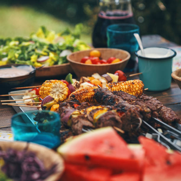 zubereitung von lamm, rindfleisch und gemüse kebab mit grünem salat draußen - watermelon fruit summer portion stock-fotos und bilder