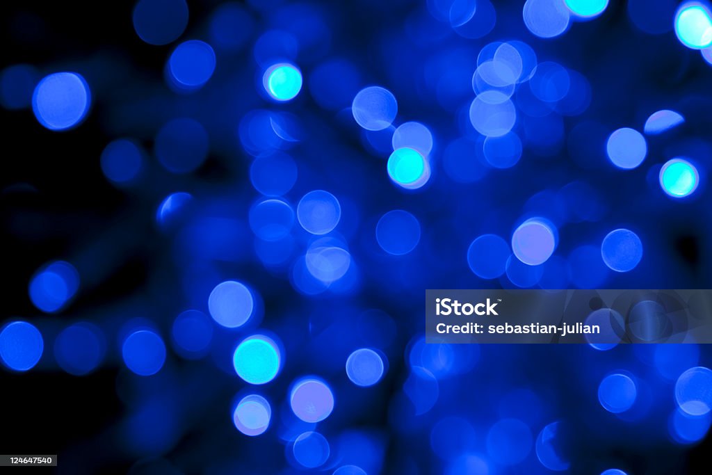 Flou Bleu léger pois sur fond noir - Photo de Boule à facettes libre de droits
