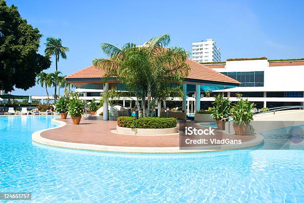 Photo libre de droit de La Piscine Extérieure banque d'images et plus d'images libres de droit de Arbre - Arbre, Arbre tropical, Bleu