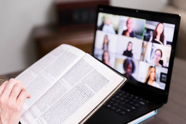 una persona invisibile si unisce allo studio biblico attraverso la videoconferenza - teologia foto e immagini stock