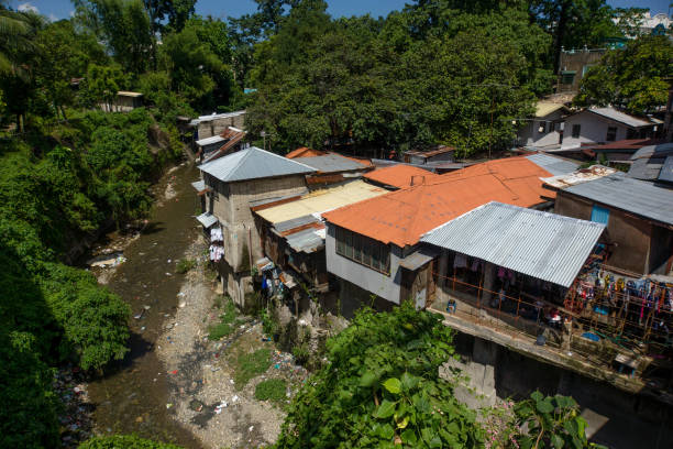 as áreas de favelas nas filipinas - manila apartment poverty slum - fotografias e filmes do acervo